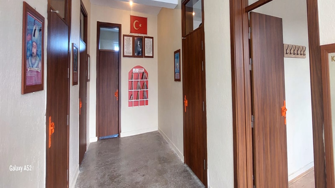 OKULUMUZUN İÇ CEPHESİ BOYANDI SINIF KAPILARI YENİLENDİ